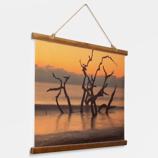 ドリフトウッドビーチアットサンライズジキル島ジョージア 吊り下げ型タペストリー (傾斜あり)