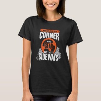 ドリフトレースカーでドライバーを競う漂流競技 Tシャツ