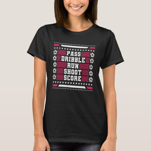 ドリブル走シュートスコアサッカーをパス Tシャツ (正面)