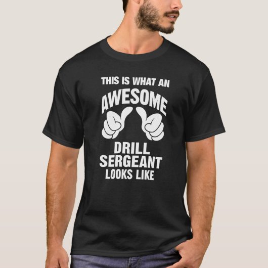 ドリル軍曹は面白い見た目 Tシャツ (正面)