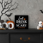 ドリンクと怖い食べタイポグラフィモダンハロウィン ウッドボックスサイン<br><div class="desc">オレンジ色のジャックオパーソナライズされたランタンカボチャのアクセントと文字が付いた白いタイポグラフィデザインに食べ、「ドリンクと怖がる」というフレーズを使った怖い可愛い木製ハロウィーンアートデコーパーソナライズされたル。</div>