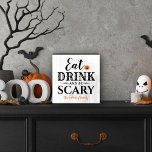 ドリンクと怖い食べタイポグラフィモダンハロウィン ウッドボックスサイン<br><div class="desc">オレンジパーソナライズされた色のジャック・オランタンのカボチャのアクセントと文字が付いた黒いタイポグラフィデザインに食べ「ドリンクと怖がる」というフレーズを付けパーソナライズされたて、あなたの名前や家族の名前と共に楽しめる怖い可愛い木製ハロウィーンのアートデコ。</div>