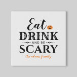 ドリンクと怖い食べタイポグラフィモダンハロウィン フェイクキャンバスプリント<br><div class="desc">オレンジパーソナライズされた色のジャックオランタンのカボチャのアクセントと文字が付いた黒いタイポグラフィデザインに食べモダン「ドリンクと怖いなる」というフレーズを付けパーソナライズされたて、あなたの名前や家族の名前と共に使用できる。</div>