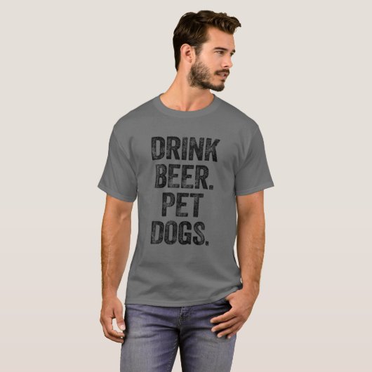 ドリンクビールペットドッグズおもしろい犬パパロビンドッグママムフー Tシャツ (正面フル)