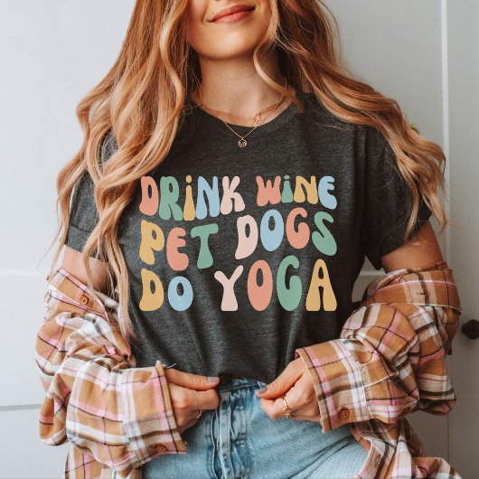ドリンクワインペット犬ヨガ、ヨギおもしろいクラス Tシャツ