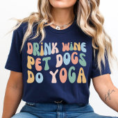 ドリンクワインペット犬ヨガ、ヨギおもしろいクラス Tシャツ