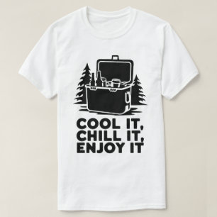 ドリンク素朴クールとキャンピングアドベンチャーデザイン Tシャツ