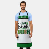 ドリンク食べビーアイリッシュエプロン – ギフおもしろいトパーソナライズされた エプロン (着用した状態)