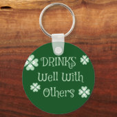 ドリンクSaint patricks dayおもしろいグリーン キーホルダー (正面)
