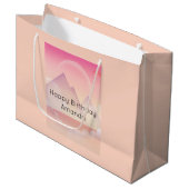 ドリーミーパステルマウンテンランドスケープ誕生日 ラージペーパーバッグ (正面アングル)