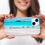 ドリームそれを行うブルーハワイ海サンディビーチ写真 iPhone 15ケース<br><div class="desc">「夢を見てやれ。」 海の空気の新鮮な塩の匂いを思い出させるこの鮮やかな色の写真素晴らしの携帯電話ケースを使用する。空のハワイアンビーチの孤独を叫び、探索する。特別な素晴らし人に贈り物を！この携帯電話のケースを簡単にパーソナライズすることができ、私はまた、任意の製品にカスタマイズを提供する。質問や要望があれば私に連絡して下さい。</div>