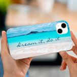 ドリームイットドイット引用文ハワイ熱帯ビーチ写真 iPhone 15 MINIケース<br><div class="desc">「夢を見てやれ。」 海の空気の新鮮な塩の匂いを思い出させるこの鮮やかな色の写真素晴らしの携帯電話ケースを使用する。空のハワイアンビーチの孤独を叫び、探索する。特別な素晴らし人に贈り物を！この携帯電話のケースを簡単にパーソナライズすることができ、私はまた、任意の製品にカスタマイズを提供する。質問や要望があれば私に連絡して下さい。</div>