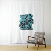 ドリームビッグ – 女性のカーボーイ乗馬 タペストリー (インサイチュ)