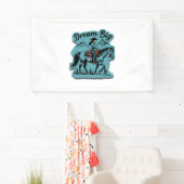 ドリームビッグ – 女性のカーボーイ乗馬 横断幕 (インサイチュ)