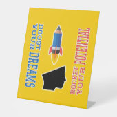 ドリームブースターと潜在的ロケット 台座サイン (正面)