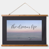 ドリームライフ引用文ピンクブルービーチ海 吊り下げ型タペストリー (正面)