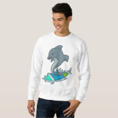 ドルピンをサーフボードとサーファー スウェットシャツ (正面フル)