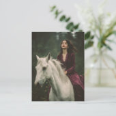 ドレスに灰色の馬に乗る女性の手綱なし ポストカード (スタンド正面)