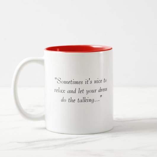 「ドレスの力を過小評価してはいけない!」 ツートーンマグカップ (左)