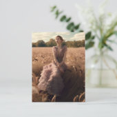 ドレスを着た野原の美しい女性 ポストカード (スタンド正面)