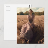 ドレスを着た野原の美しい女性 ポストカード (正面/裏面)