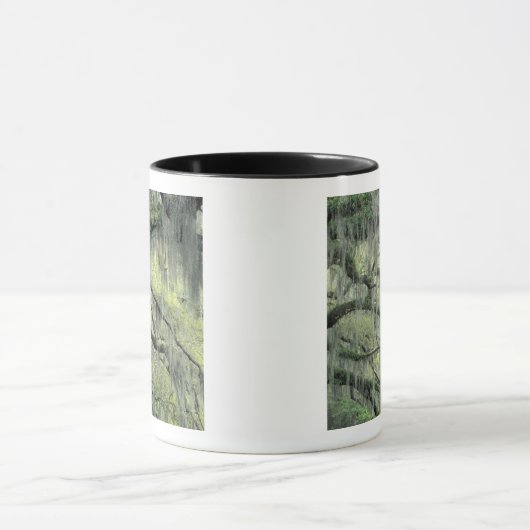 ドレープが掛けられたジョージア州サバンナのライブオークの木 マグカップ (中央)