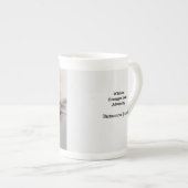 ドロドロの海から現れるブルーロータス（ベトナム語） ボーンチャイナマグカップ (正面右)