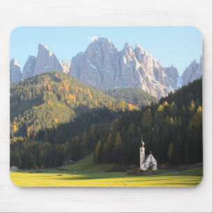 ドロマイトの背景のmousepadが付いている教会 マウスパッド