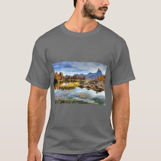 ドロミテス山の逃避行Tシャツ Tシャツ (正面)