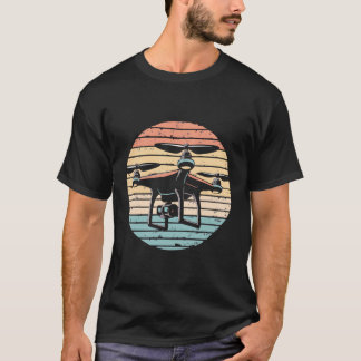 ドロンクアドコプタードローンパイロットドローン飛んでいるレトロ Tシャツ