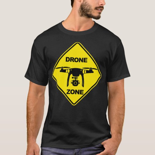 ドロンゾーおもしろいンドロ飛んでいるーン Tシャツ (正面)