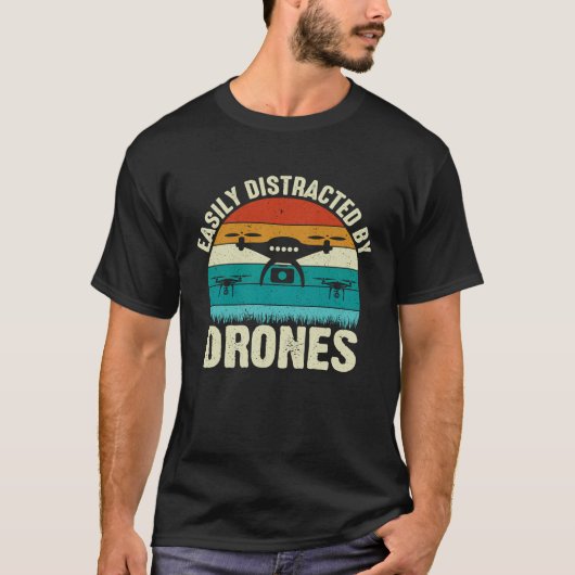 ドローンのドローンパイロット愛好家に簡単に気を取られる Tシャツ (正面)