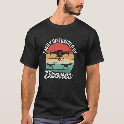 ドローンのドローンパイロット愛好家に簡単に気を取られる Tシャツ (正面)