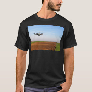 ドローンは飛んでいる耕作地1の上にある Tシャツ