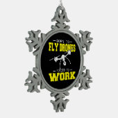 ドローン生まれパイロットでマルチロータ四重計を飛行 スノーフレークピューターオーナメント (左)