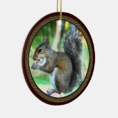 ドングリによって囲まれるリスのオーナメント セラミックオーナメント (右)
