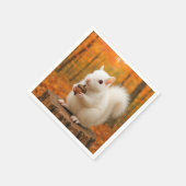 ドングリを持つ白リス スタンダードカクテルナプキン (角)