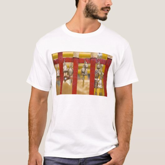 ドーイステープ寺院の仏教の鐘 Tシャツ (正面)