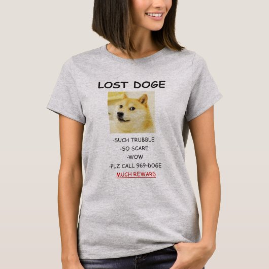 ドージェ 失われた犬のミーム たくさんの報酬！ Tシャツ (正面)