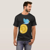 ドージコインと一緒に飛ぶTwitterの鳥のおもしろデザイン Tシャツ (正面フル)