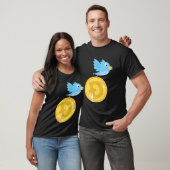 ドージコインと一緒に飛ぶTwitterの鳥のおもしろデザイン Tシャツ (ユニセックス)