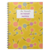 ドーテッドユニバースレトロイエロー、文字ラベル ノートブック (正面)