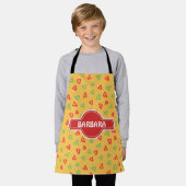ドードルイエローレッドミニマルパターン エプロン (着用した状態)