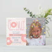ドーナッツピンクx金ゴールドフォトガール誕生日 招待状 (スタンド正面)