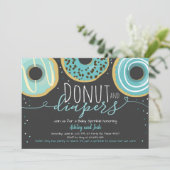 ドーナツおよびおむつは男の子の男女共学のベビーシャワーを振りかけます 招待状 (スタンド正面)