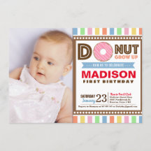 ドーナツが最初の誕生日パーティーの写真を成長