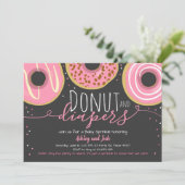 ドーナツとおむつをまく女の子のコード付きベビーシャワー 招待状 (スタンド正面)