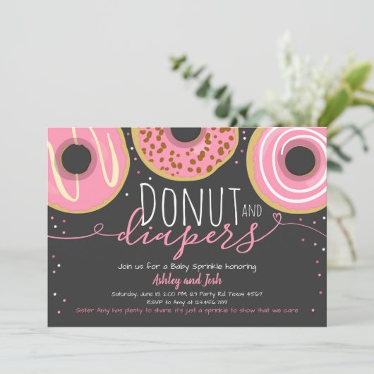 ドーナツとおむつをまく女の子のコード付きベビーシャワー 招待状 (スタンド正面)