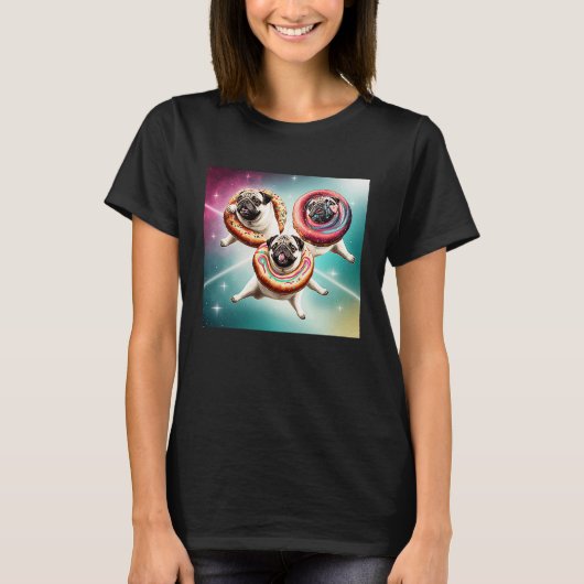 ドーナツと宇宙の中のPugsかわいいPug男の子女の子の男性 Tシャツ (正面)