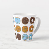 ドーナツと振りかけるマグカップ – 甘い食べ物の恋人の贈り物 カフェラテマグ (右アングル)